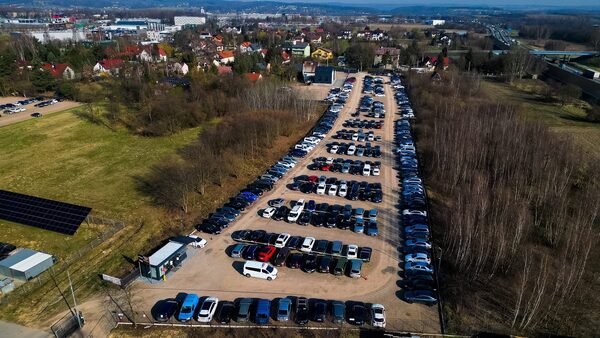 Parking przy lotnisku Kraków-Balice - widok ogólny